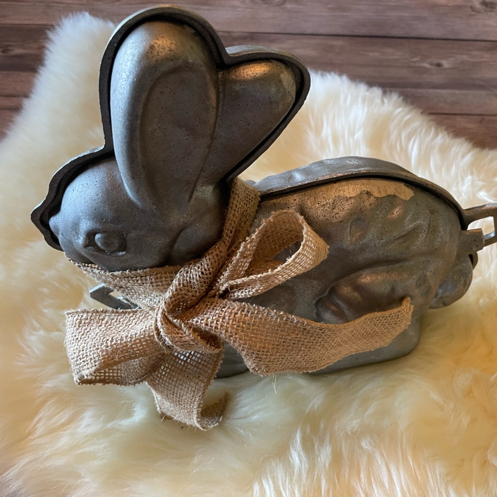 v i n t a g e Heavy Cast Aluminum 3D Bunny Cake Mold - Picture 4 of 8